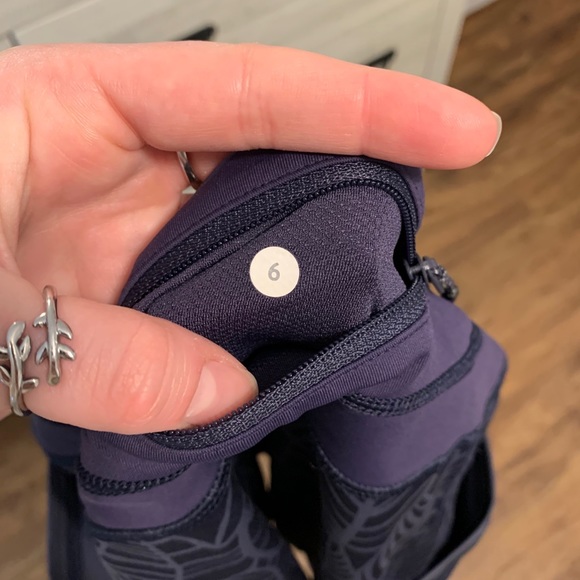 Lululemon Purple Pattern 19” Legging Size 6 - Picture 3 of 3